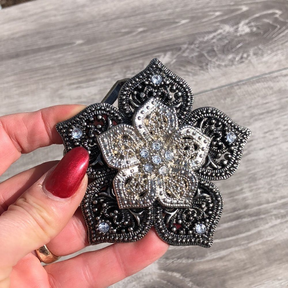 Beautiful large flower belt buckle - Picture 2 of 5